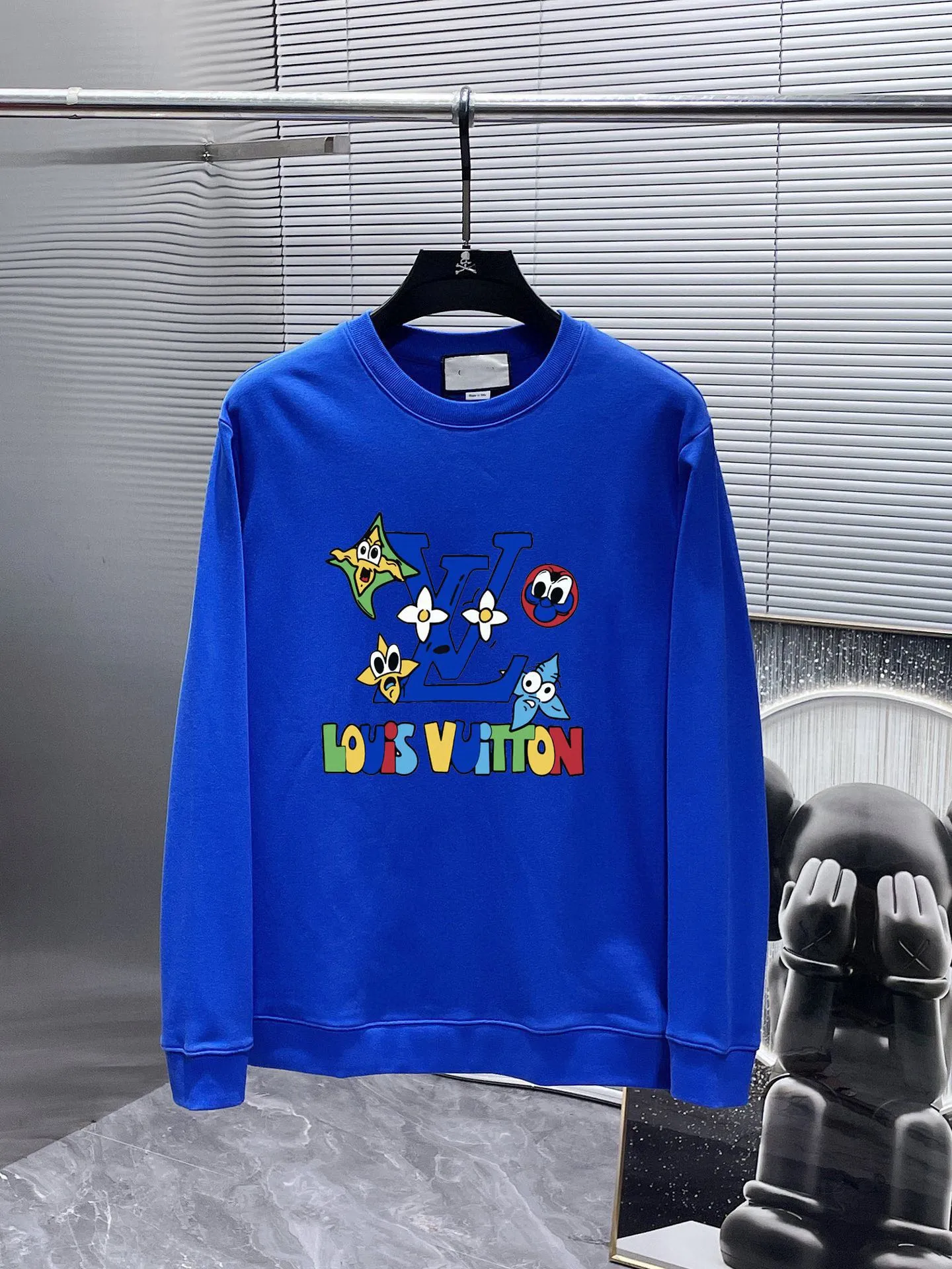 🅿️220 brand [LV Louis Vuitton] (good news for fat people) 2025ss autumn latest long-sleeved round-neck sweatshirt, on sale simultaneously on the official website. Refreshing and breathable. Made of top Tencel Roman. Comfortable and soft. 3D three-dimensional clarity. Super fashion sense. Great for gifting and keeping for yourself. Size: M-5XL (can wear up to 220 pounds)